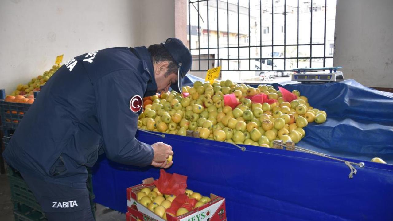 Şahinbey’de "etiketli" elma hilesi zabıtaya takıldı