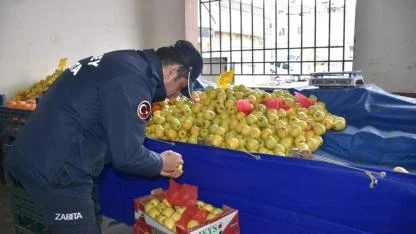 Şahinbey’de "etiketli" elma hilesi zabıtaya takıldı