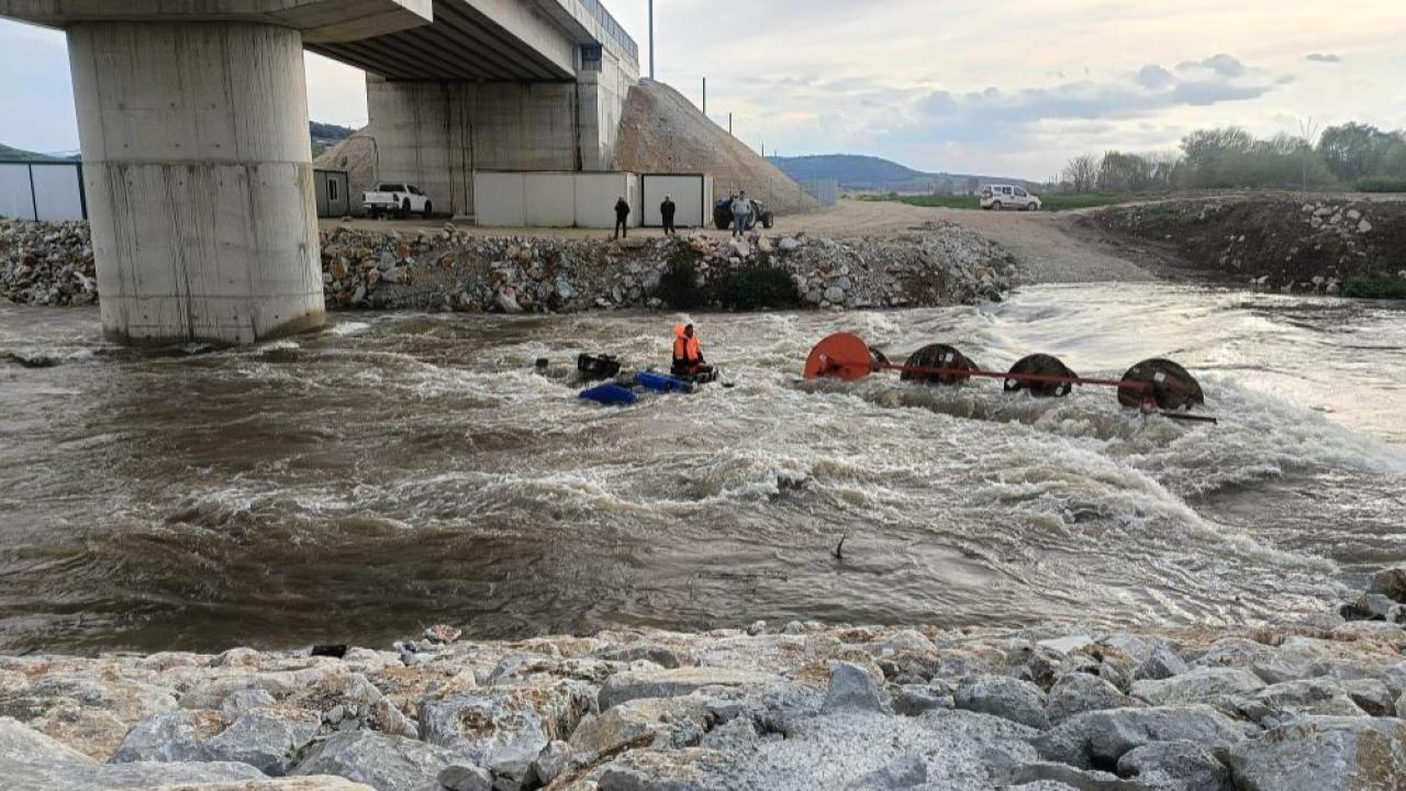 Traktör dereye devrildi 10 kişi vinçle kurtarıldı