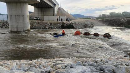 Traktör dereye devrildi 10 kişi vinçle kurtarıldı