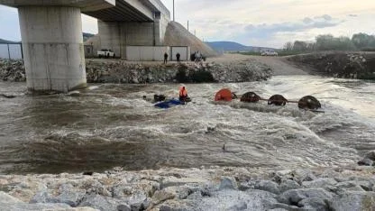 Traktör dereye devrildi 10 kişi vinçle kurtarıldı