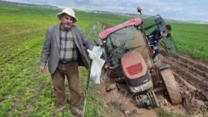 Traktörlerin tarlada çamurla imtihanı