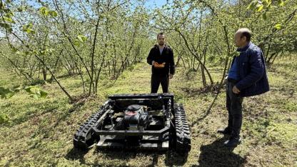 Bahçe otu sorununu 450 bin liraya ithal ettiği robotla çözdü