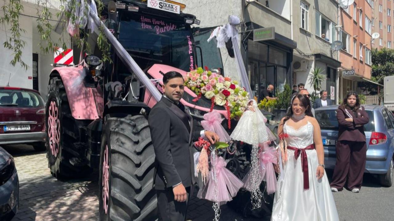 Sivaslı çiftçi İstanbul'dan gelini pembe traktörüyle aldı