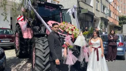 Sivaslı çiftçi İstanbul'dan gelini pembe traktörüyle aldı
