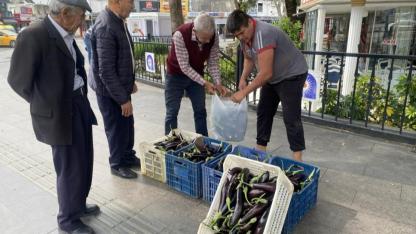 Üretici fiyatı adeta çakıldı; çöp olacağına ücretsiz dağıttı