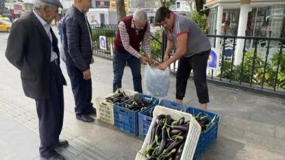 Üretici fiyatı adeta çakıldı; çöp olacağına ücretsiz dağıttı