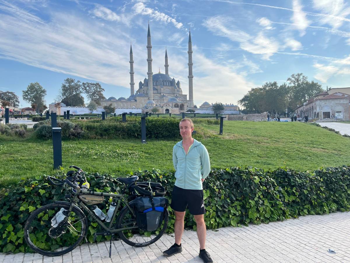 İskoç bisikletçi, ölen arkadaşı anısına 19 ülkeye ulaştı