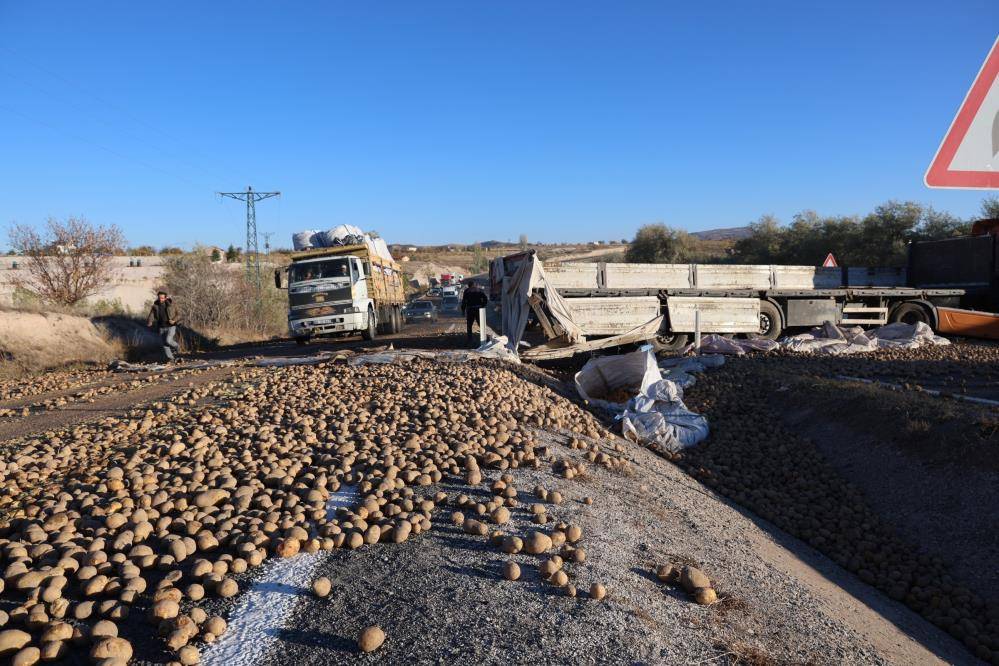 Tır devrildi tonlarca patates yola saçıldı