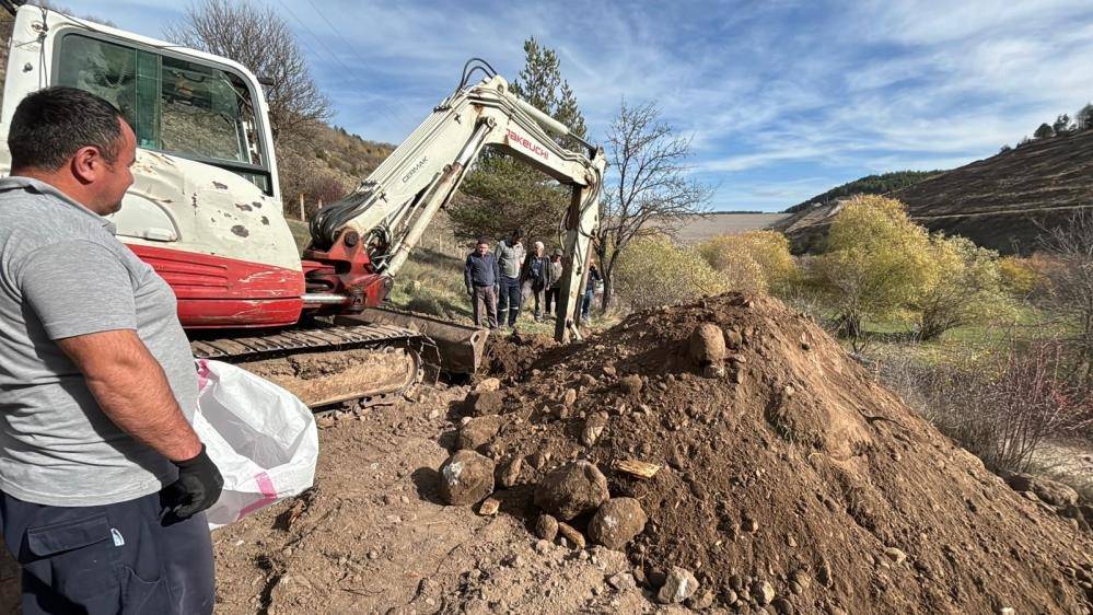 Su altında kalacak 200 mezar taşınıyor