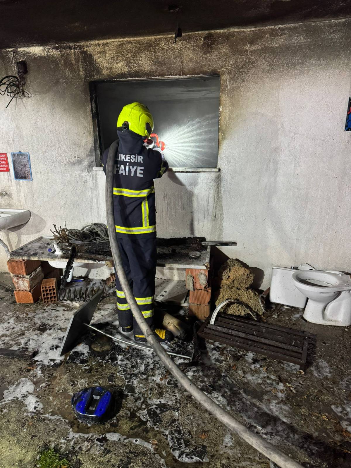 Balıkesir itfaiyesi gidene kadar 5 bin civciv yandı