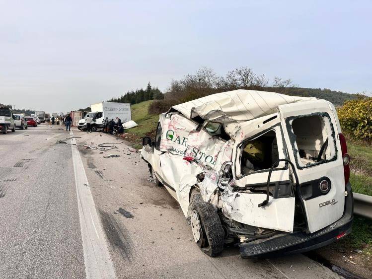 Pancar yüklü tır 2 araca çarpıp devrildi