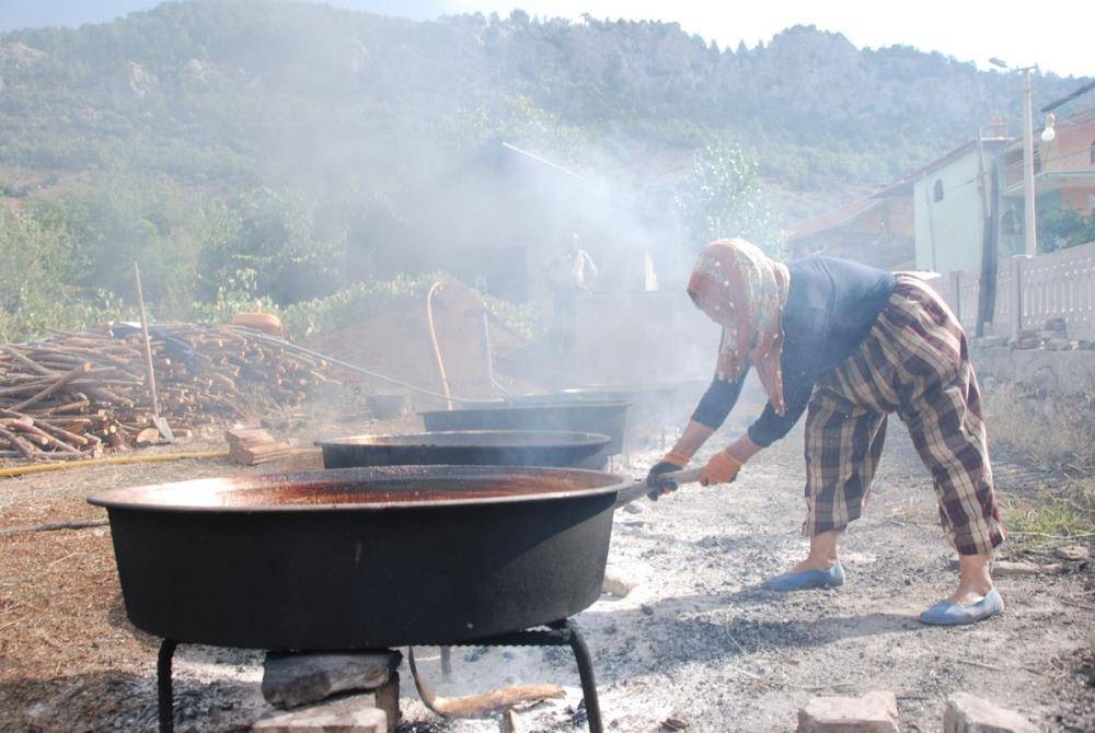 Tooslar'dan sofraya uzanan hem emeği hem şifası bol pekmez