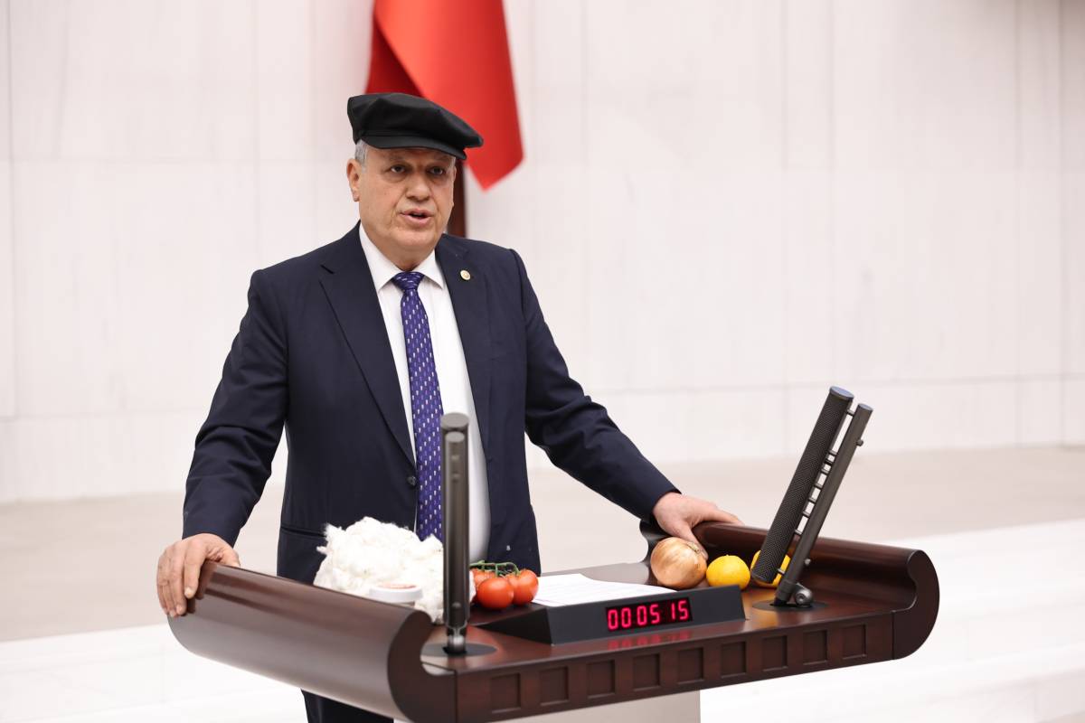 Ayhan Barut'tan Meclis'te kasketli tepki