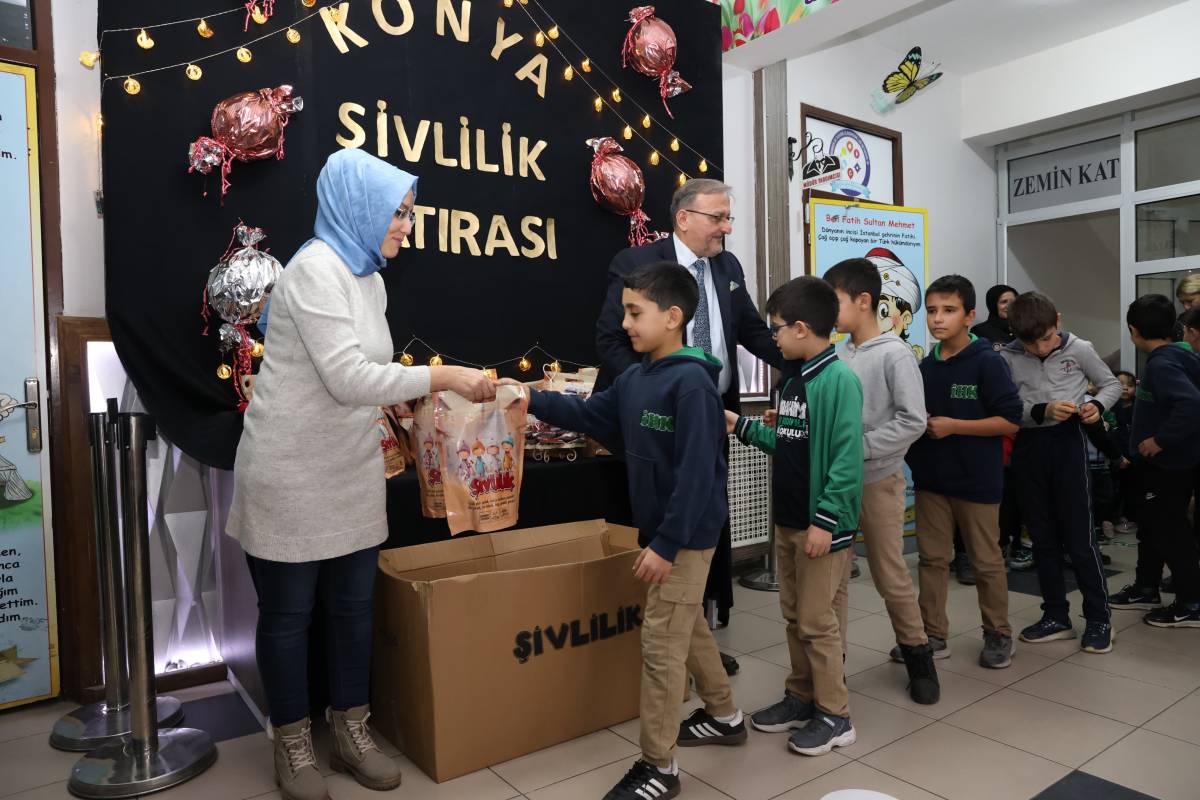 Konya'da 220 bin öğrenciye şivilik hediyesi dağıtıldı