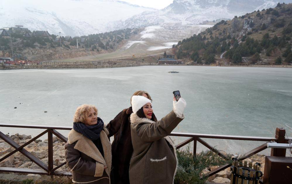 Ardıçlı Gölü'nün yüzeyi dondu