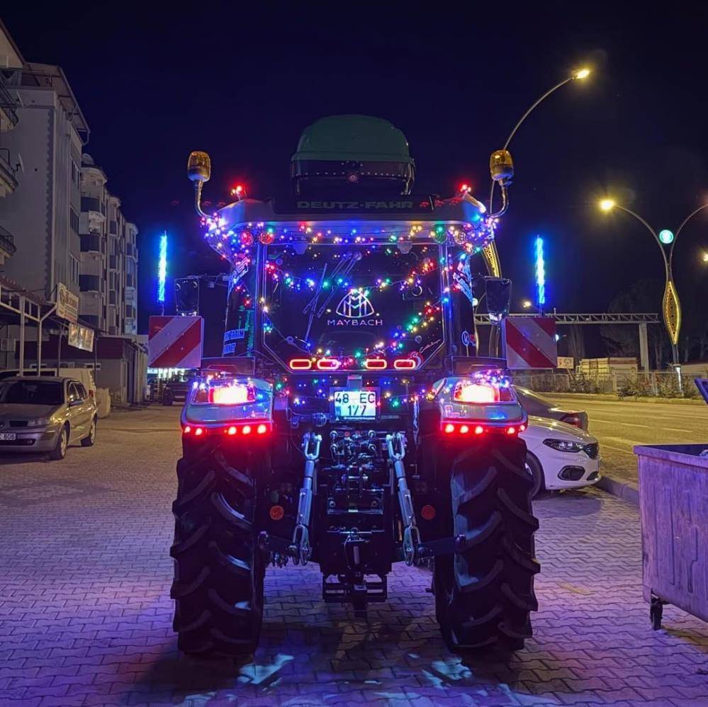 100 metre led ışıkla donatılan traktör ilgi odağı oldu