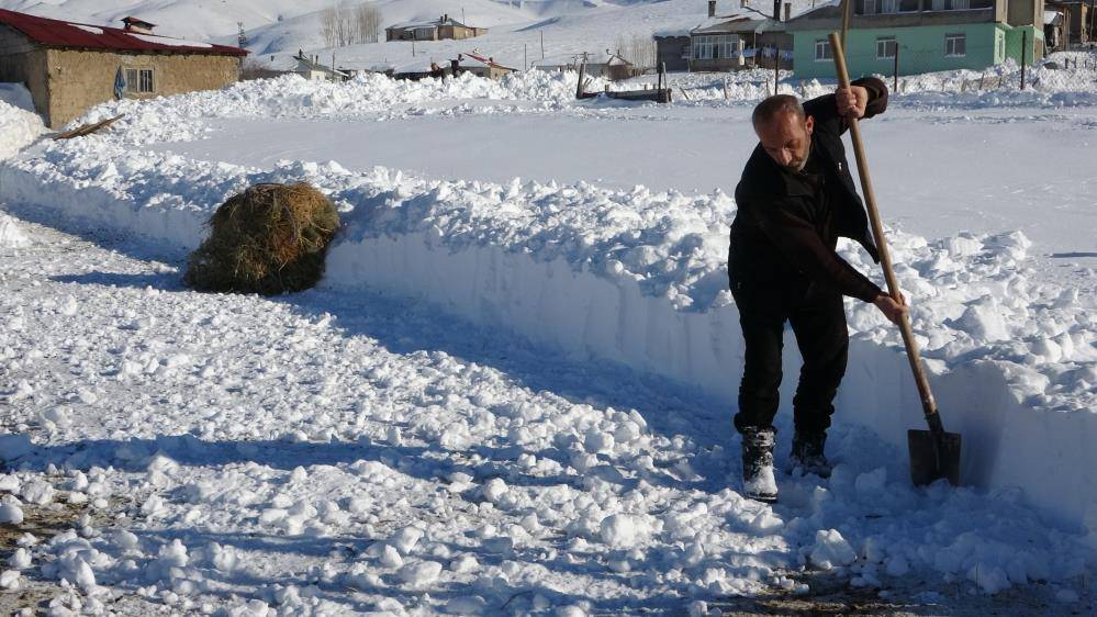 Bir metreyi aşan karda hayvancılık yapıyorlar