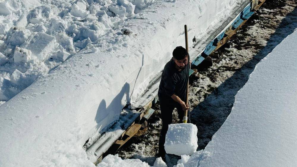 Kara gömülen kovanların önünü temizleyip arılara yol açtılar