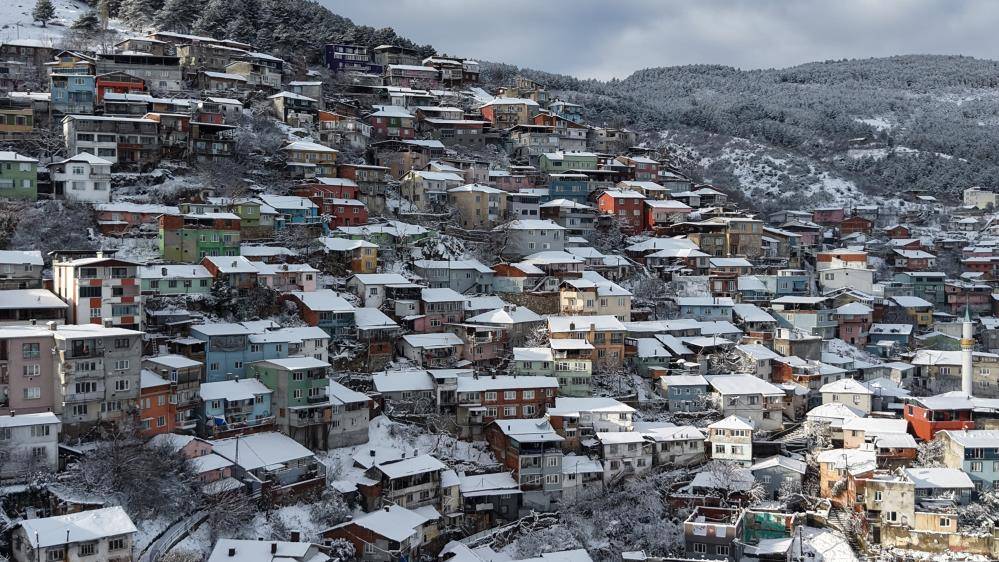 Uludağ eteklerinde karla oluşan manzara etkiledi