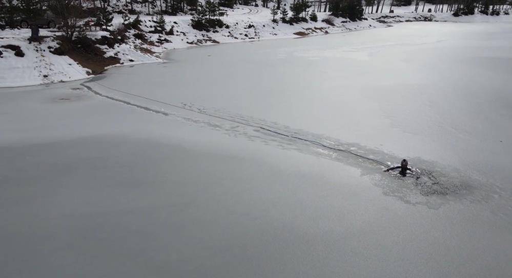 Uludağ'ın buz tutan göllerine girdiler