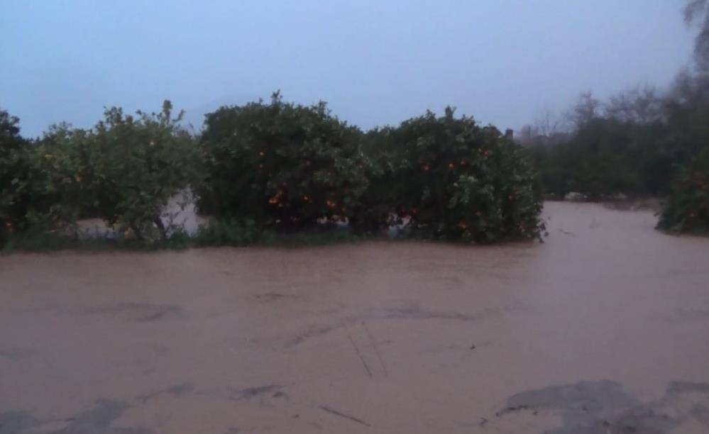 Antalya'da sağanak ve sel tarım alanlarını seraları vurdu