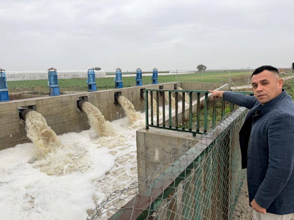 35 dönüm tarım arazisini sel sularından 9 pompa kurtardı