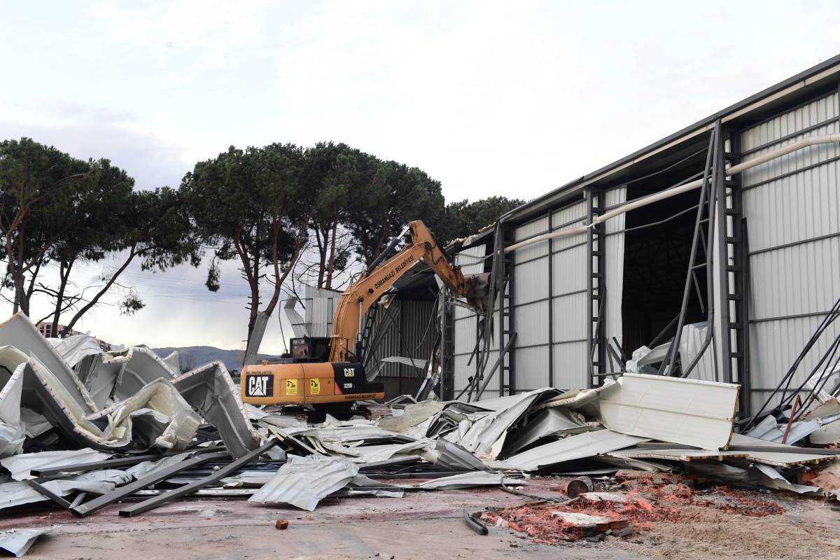 Tarım alanına yapılan depo önce boşaltıldı sonra yıkıldı