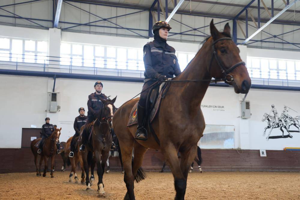 Asayişin heybetli muhafızları: atlı jandarmalar