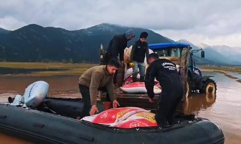 Yaylada mahsur kalan 550 hayvana botla yem götürüldü