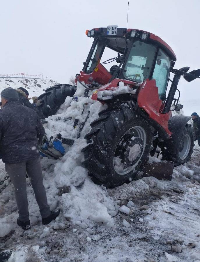 Buz kırılınca Çıldır Gölü'ne gömülen traktör kurtarıldı