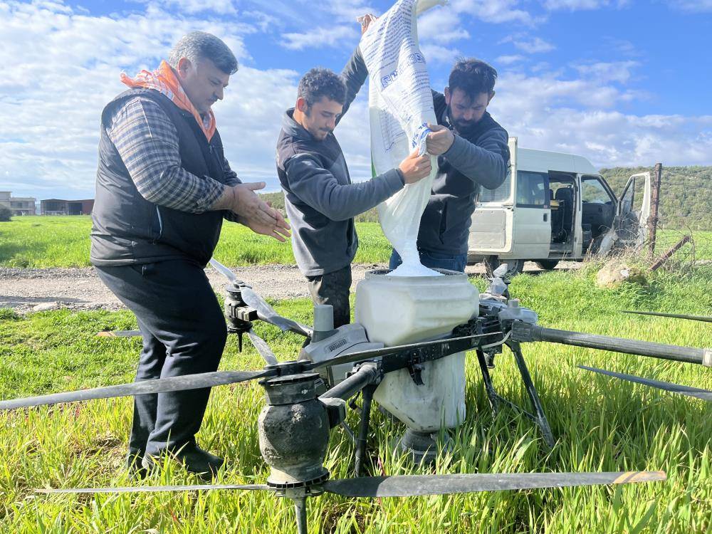 Tarlasına çamurdan giremeyen çiftçi çözümü havada buldu