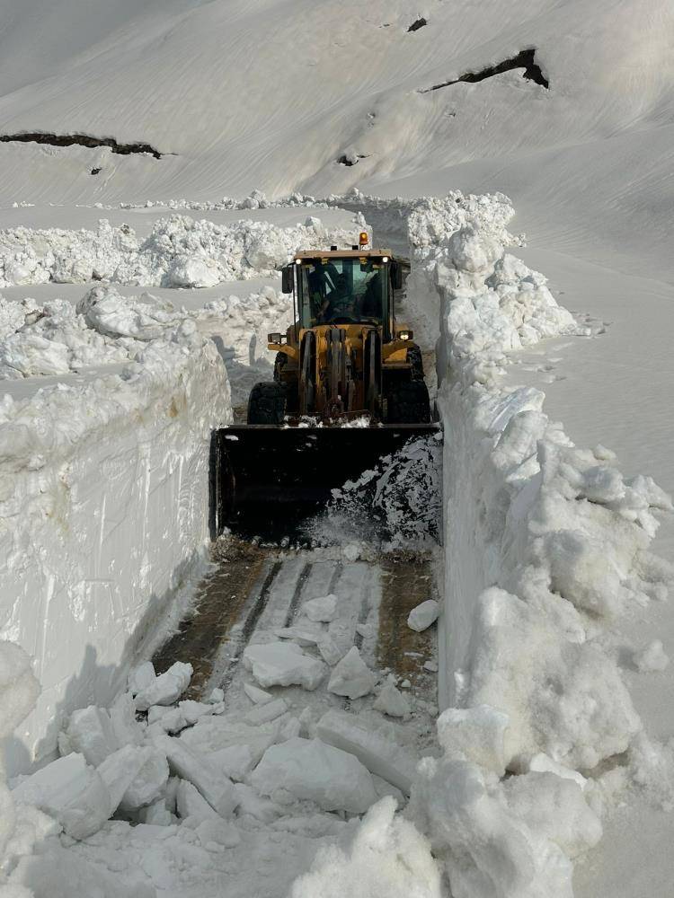 Batı yağışla doğu karla boğuşuyor