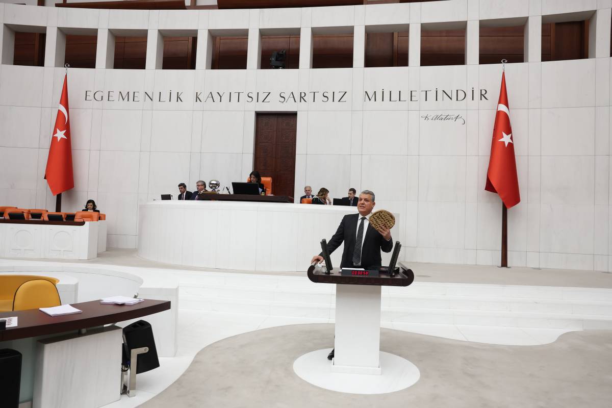 TBMM'de kürsüye pideyle çıktı tarım politikasını eleştirdi