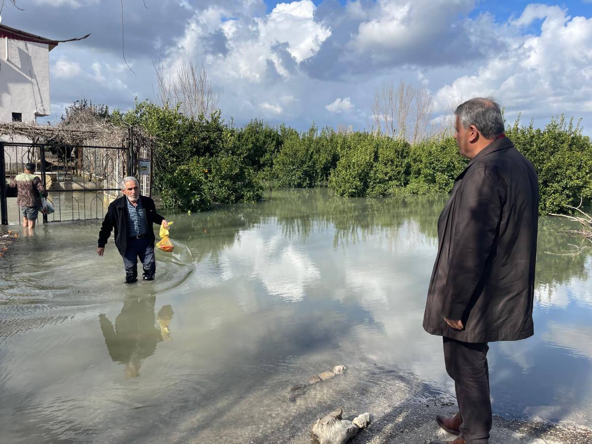 Adana'da bahçeler ve ekili araziler su altında