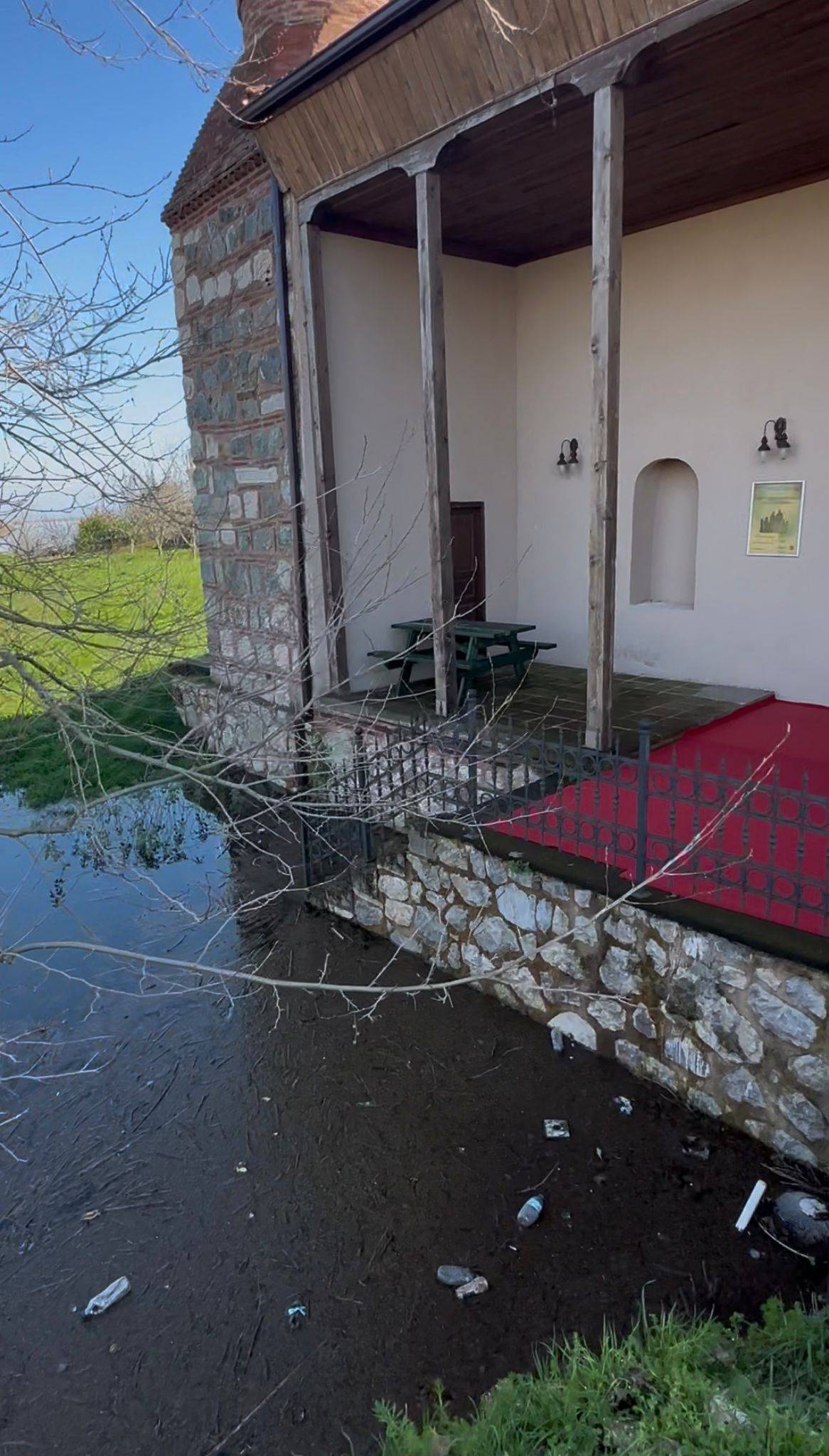 Uluabat Gölü'nün suları 625 yıllık camiyi tehdit ediyor