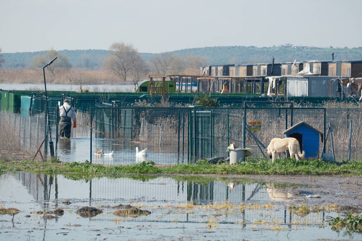 Uluabat çevresideki hobi evleri de su altında kaldı