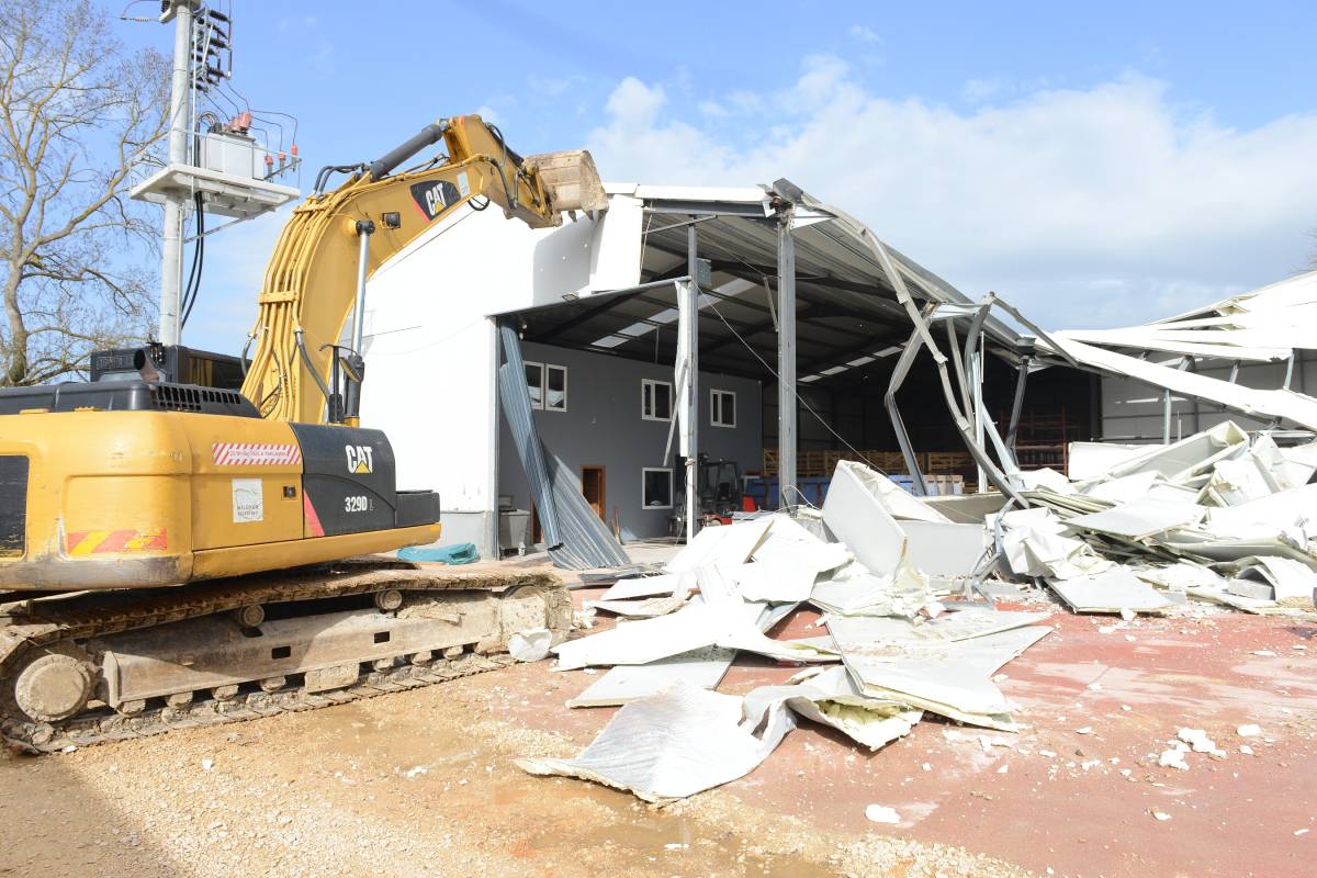 Nilüfer'de tarım alanlarına kaçak inşa edilen 3 yapı yıkıldı