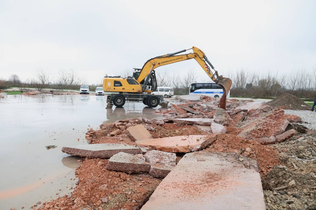 Osmangazi'de tarım arazisine kaçak yapılan depo yıkıldı