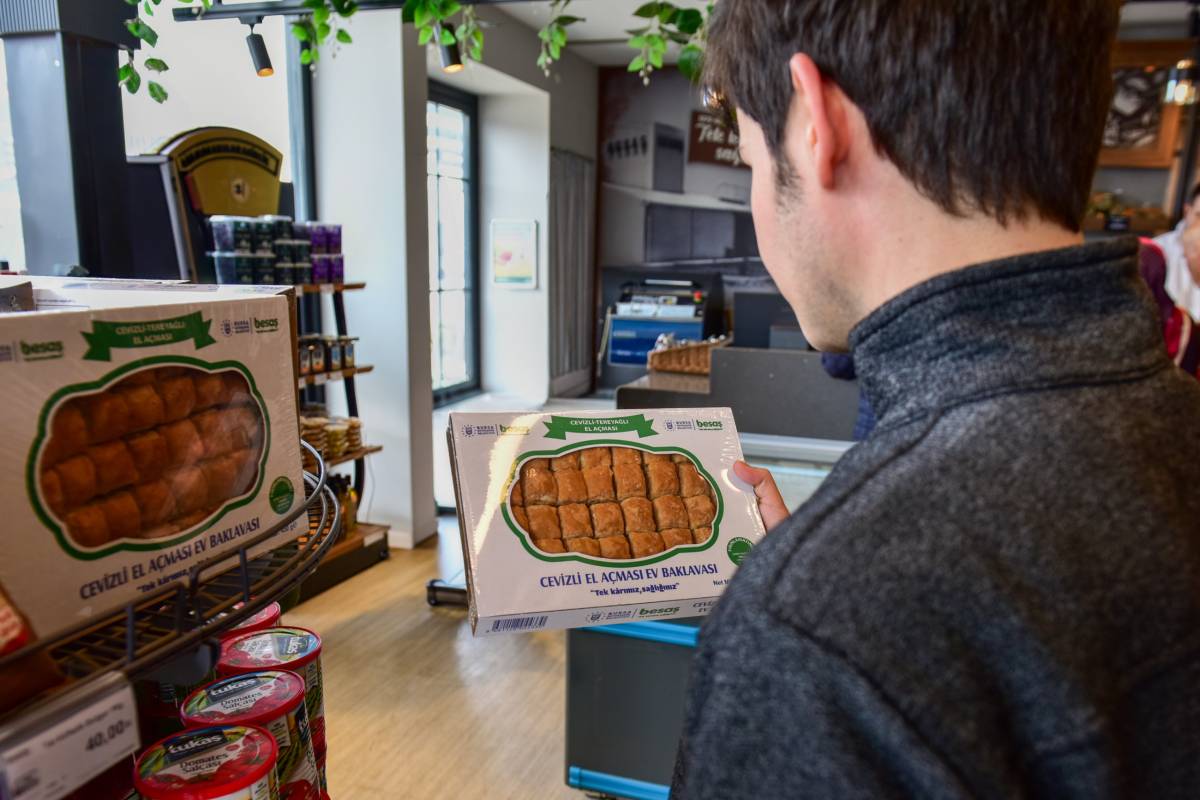 BESAŞ'ın el açması cevizli baklavaları ilgi gördü