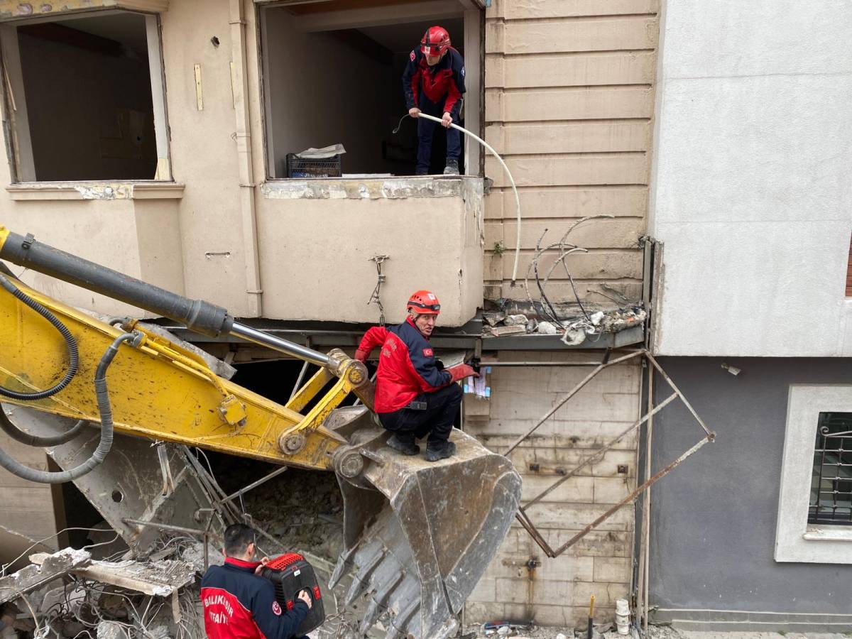 Otel yıkımına kedi yavrusu arası