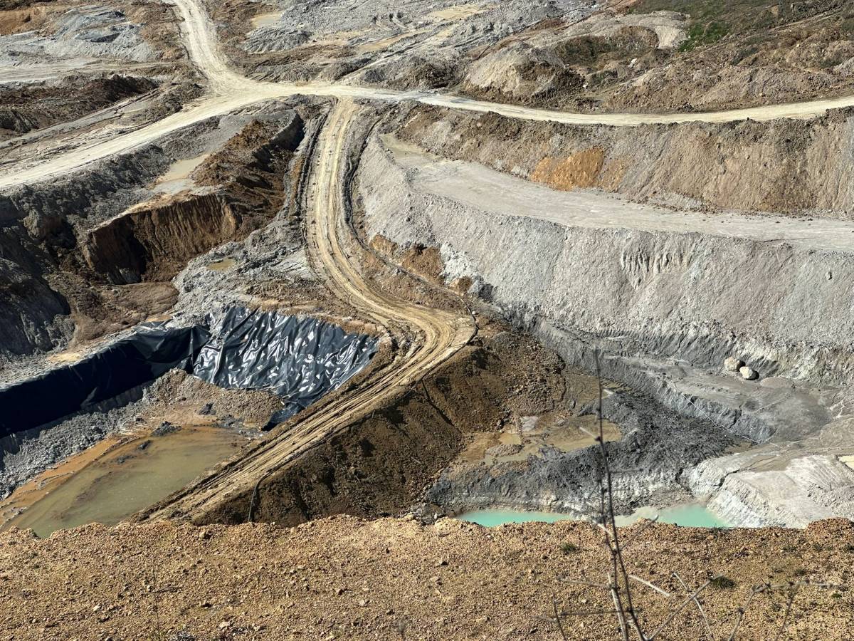 Maden ocağının atıkları suya ve toprağa karışmaya devam ediyor