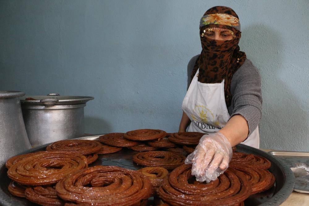 15 metrekarelik dükkanda 31 yıldır halka tatlı yapıyor