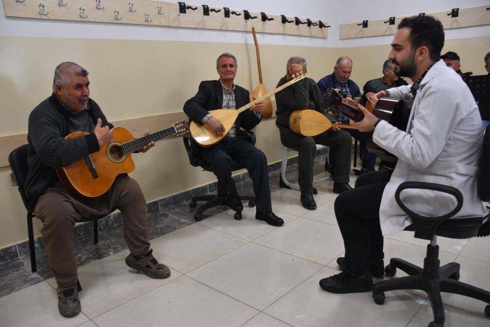 Tarlada ahırda işini bitiren eline gitar ve bağlama alıyor