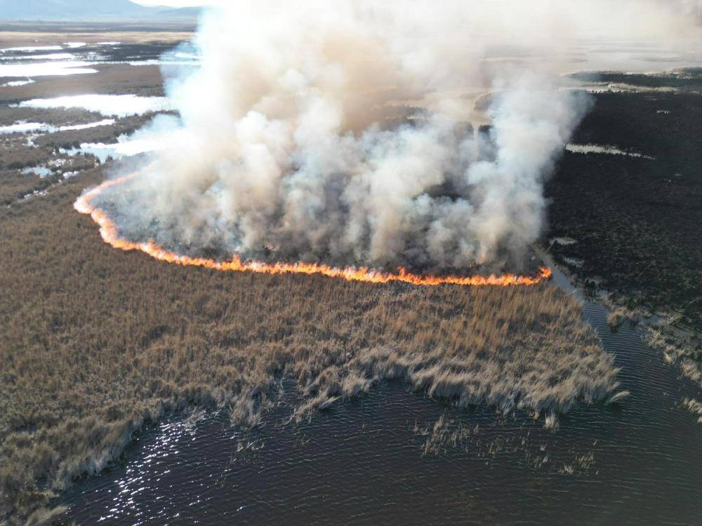 Karamık Gölü'ndeki sazlık yangınına güçlükle müdahale edildi