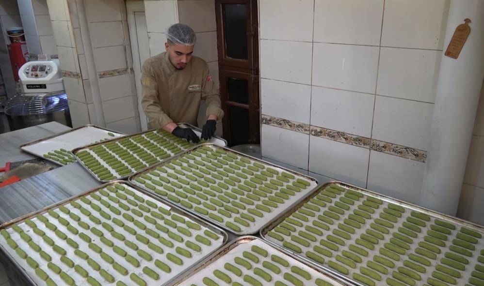 Tescilli Antep fıstıklı kurabiyede bayram telaşı