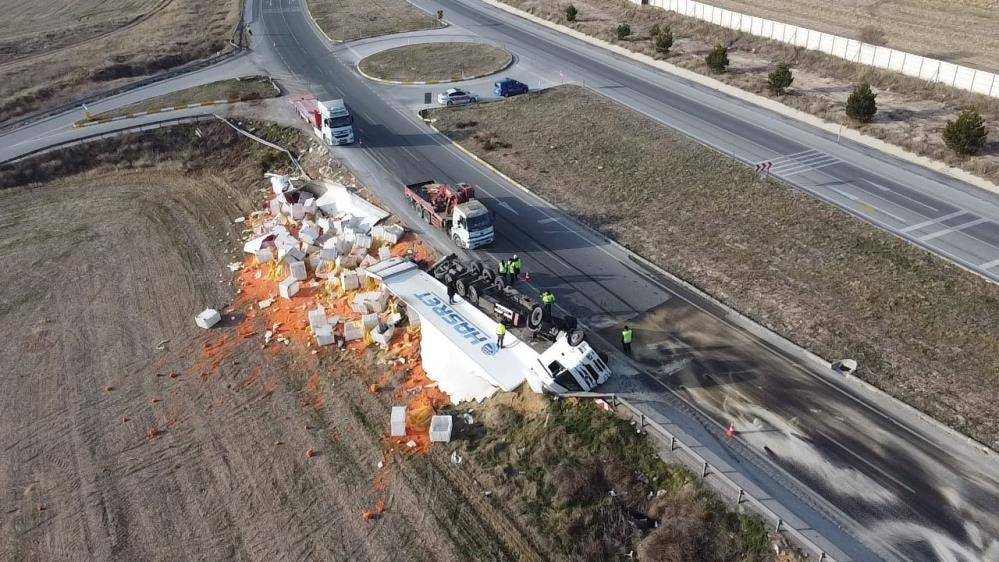 Devrilen tırdaki 27 ton havuç ziyan oldu