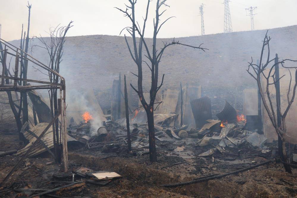 Arıları ve tarım ekipmanları yanan üreticinin zararı büyük