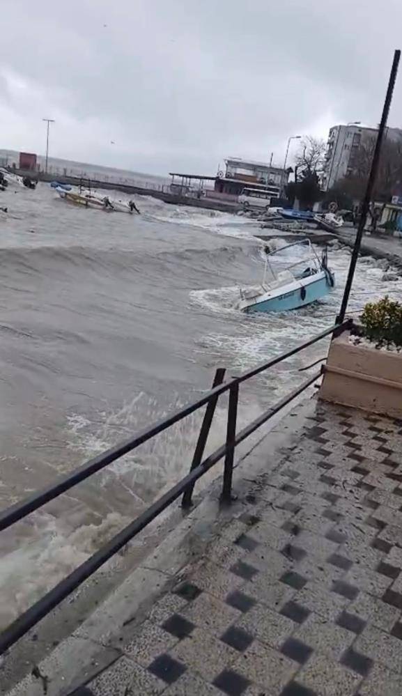 Lodos ve dalgaların vurduğu Gemlik'ten acil liman çağrısı