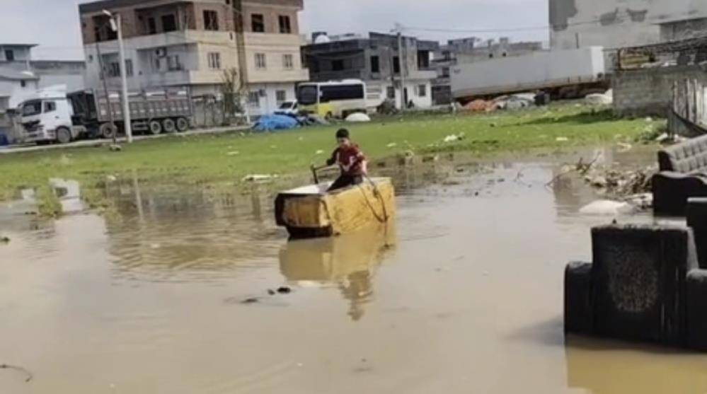 Buzdolabı kasasıyla suyun tadını çıkardı